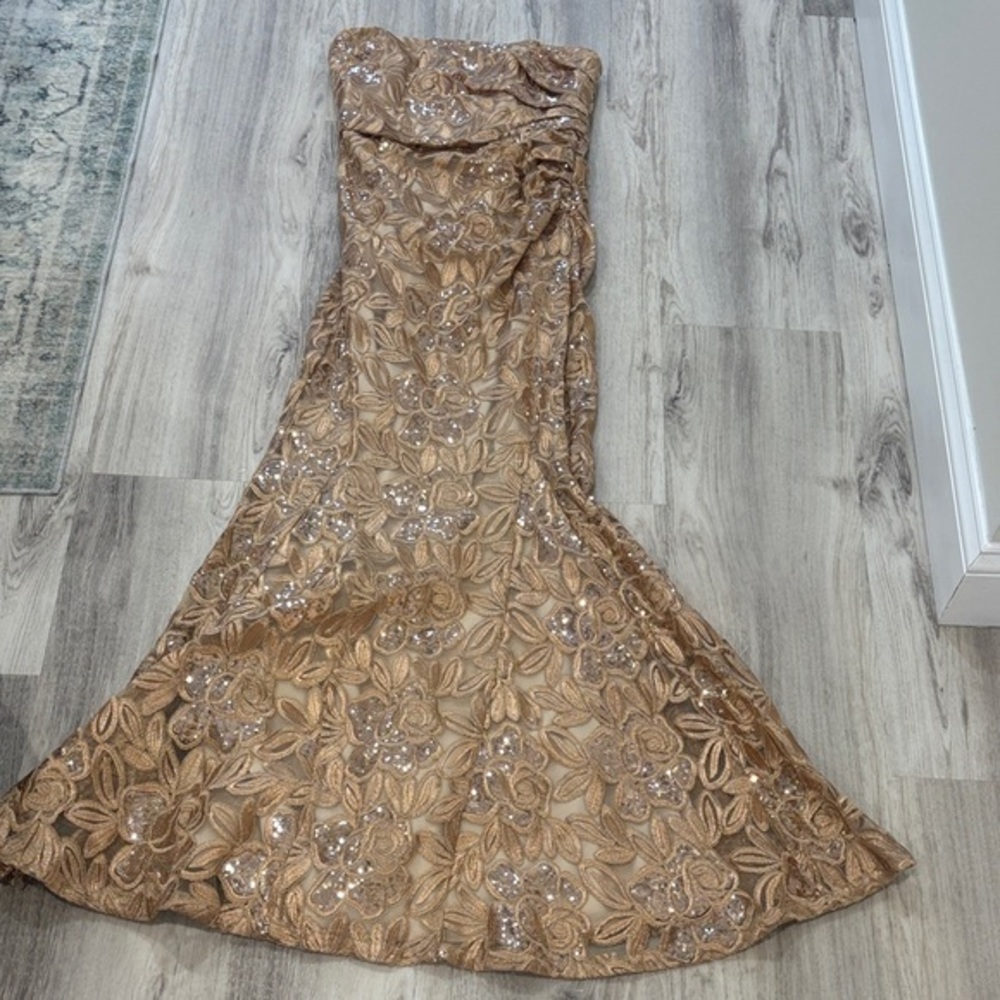 Badgley Mischka Strapless Gold Floral Mermaid prom formal gown  Dress size 4
